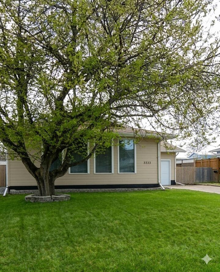 5333 57 Avenue — photo 1
