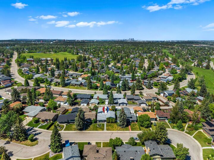 Property Photo:  32 Lake Crimson Close SE  AB T2J 3K7 