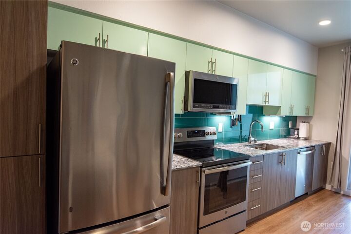Property Photo: 1085 103rd Avenue NE 406 WA 98004