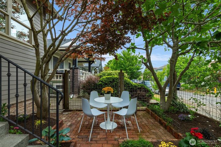 Property Photo:  525  27th Avenue  WA 98122 