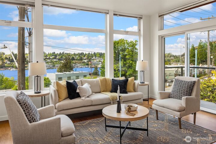 Property Photo:  2960  Eastlake Avenue E 213  WA 98102 