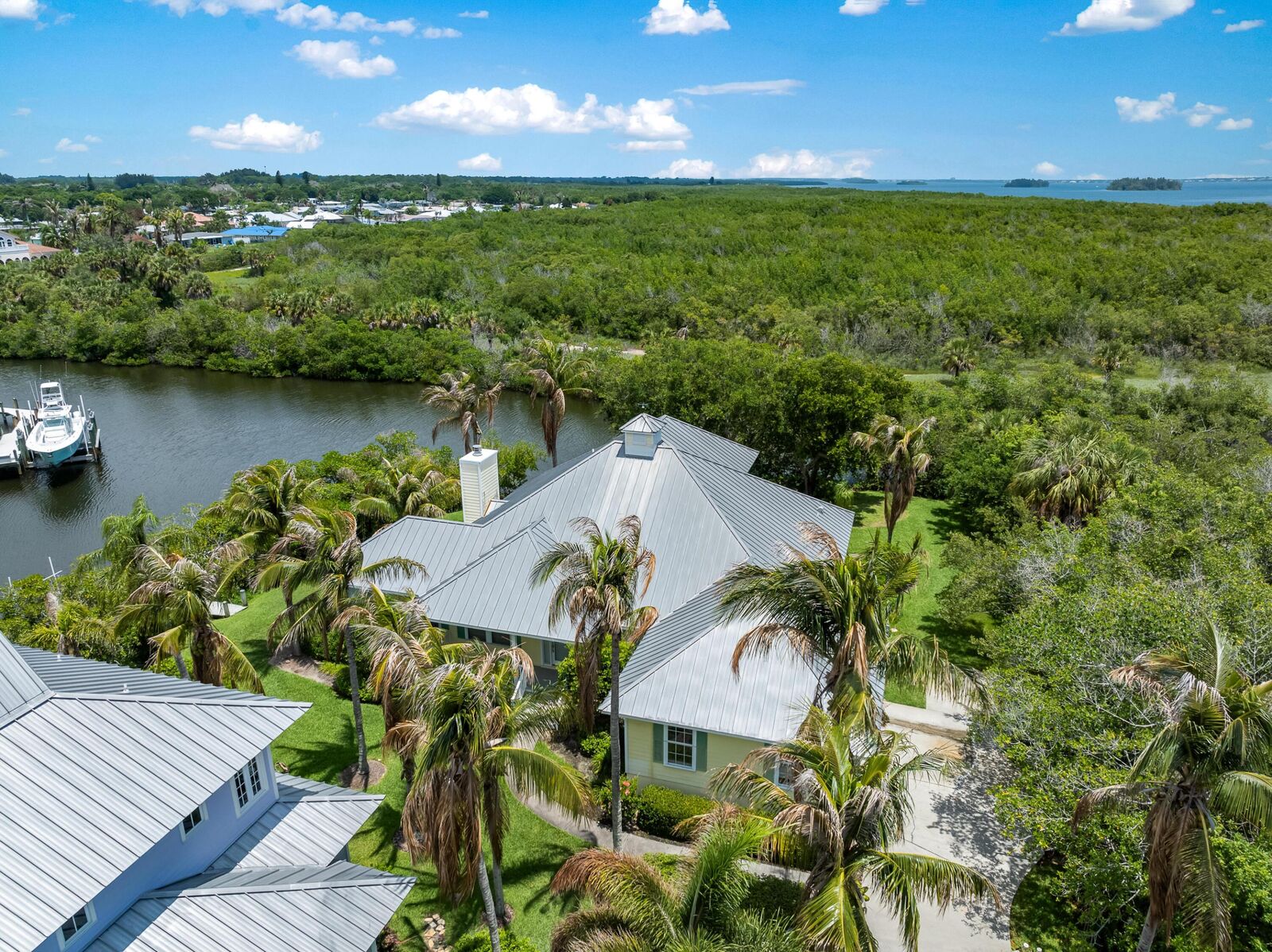 Property Photo: 2165 SE 7th Ave Avenue SE FL 32962