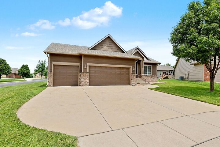 Property Photo:  933 W Threewood  KS 67002 