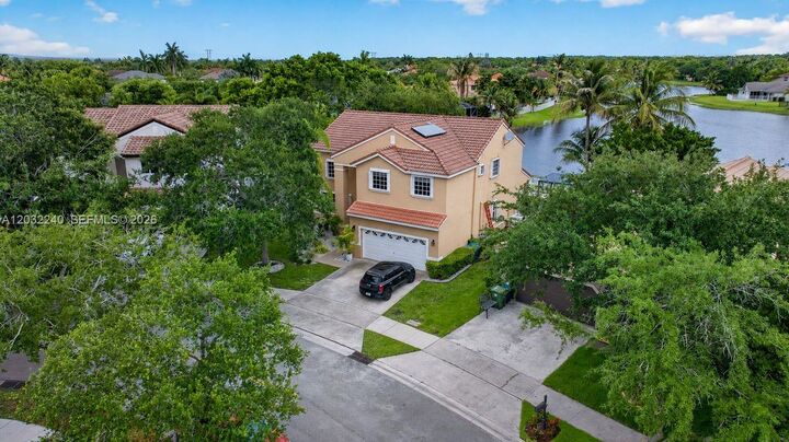Property Photo: 480 Cambridge Dr FL 33326