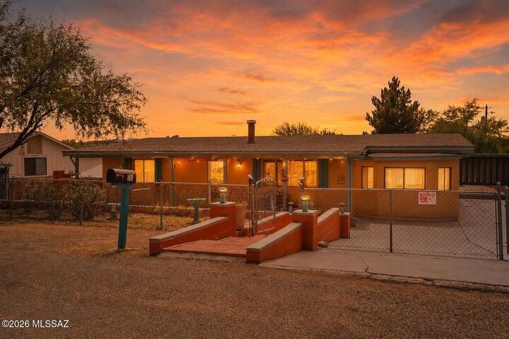 Property Photo:  160 Famoso Court  AZ 85648 