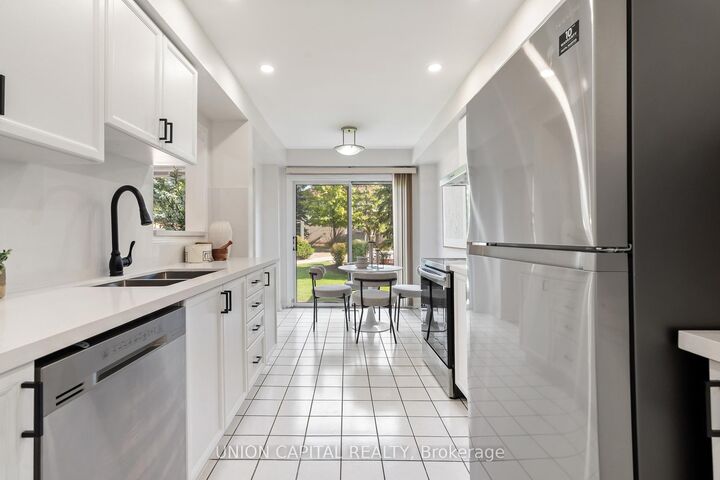 Property Photo: 2555 Thomas Street 106 ON L5M 5P6