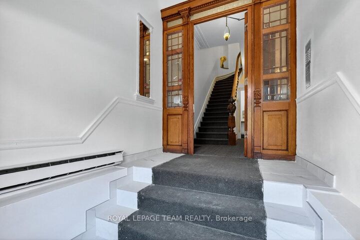 Property Photo: 260 Somerset Street W ON K2P 0J6