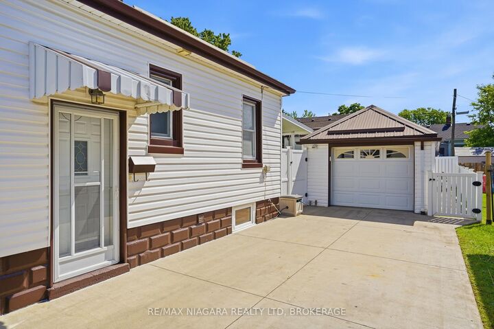 Property Photo:  270 McAlpine Avenue S  ON L3B 1T9 
