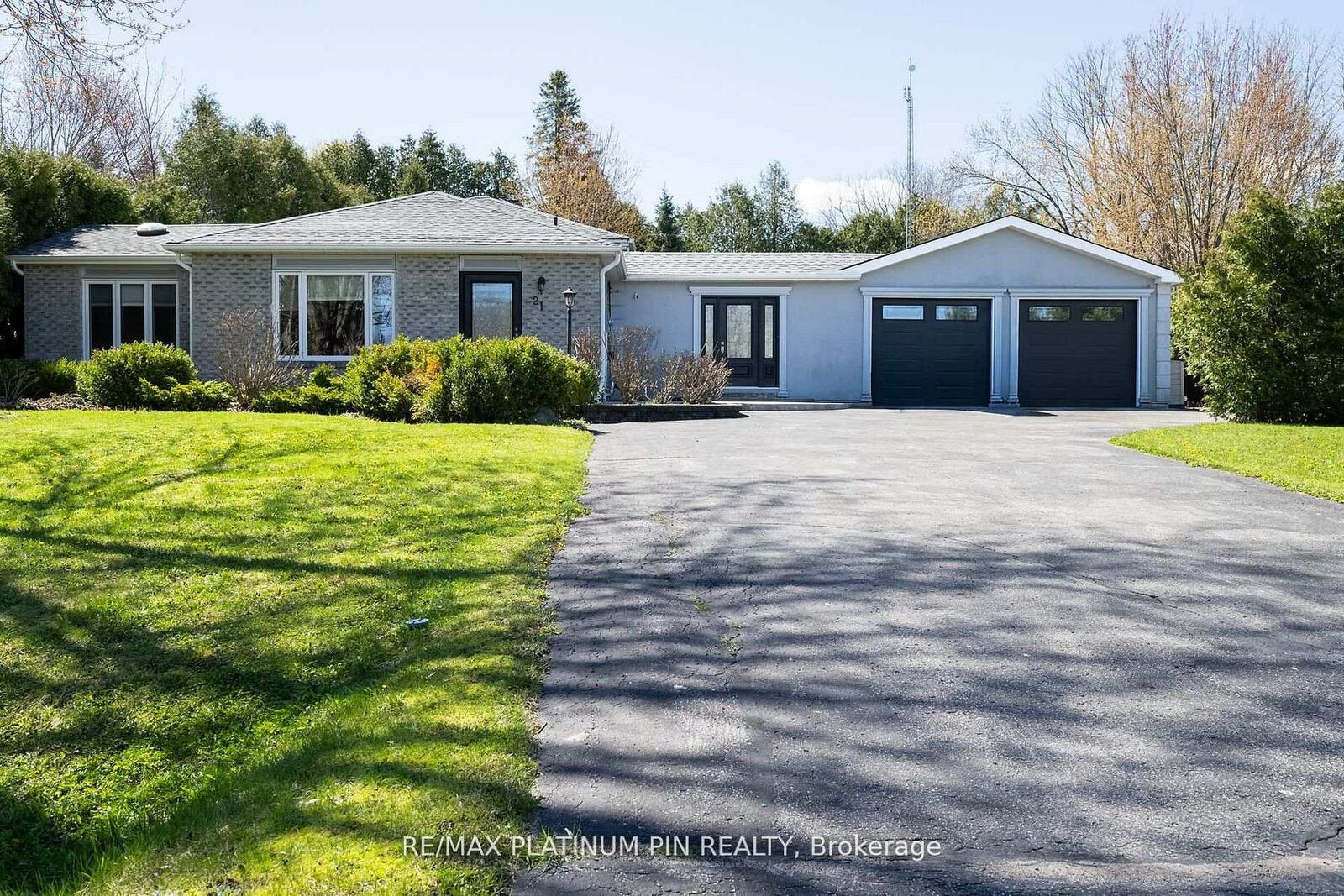 Property Photo: 21 Longfield Drive ON L0A 1A0