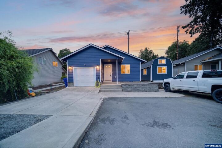 Property Photo: 928 Trust Ln SE OR 97306