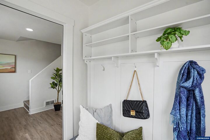 Property Photo:  988 SE Miller Av  OR 97338 