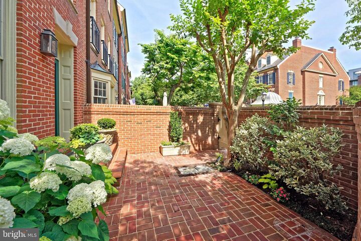 Property Photo:  40 Wolfe Street  VA 22314 