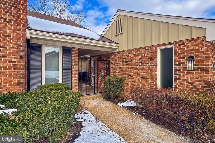 Property Photo:  2804 Oakton Manor Court  VA 22124 