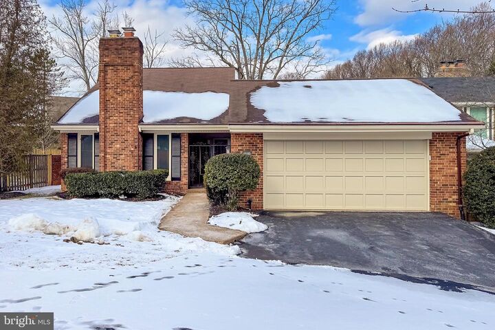 Property Photo: 2804 Oakton Manor Court VA 22124