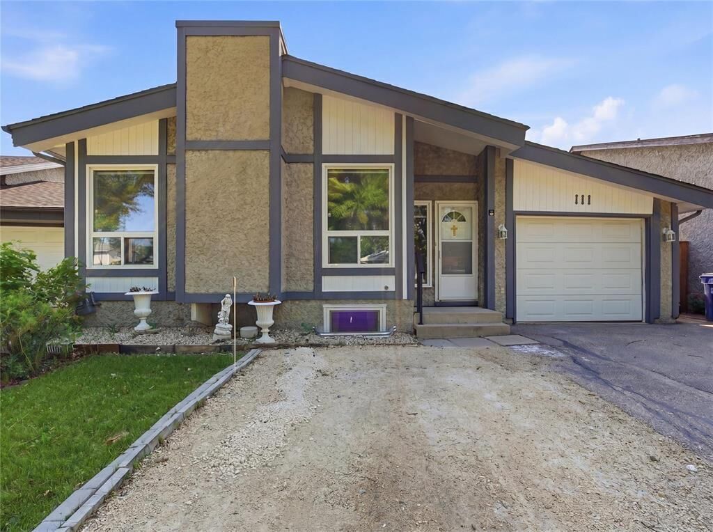 Property Photo: 111 Nutley Circle MB R2N 1S2