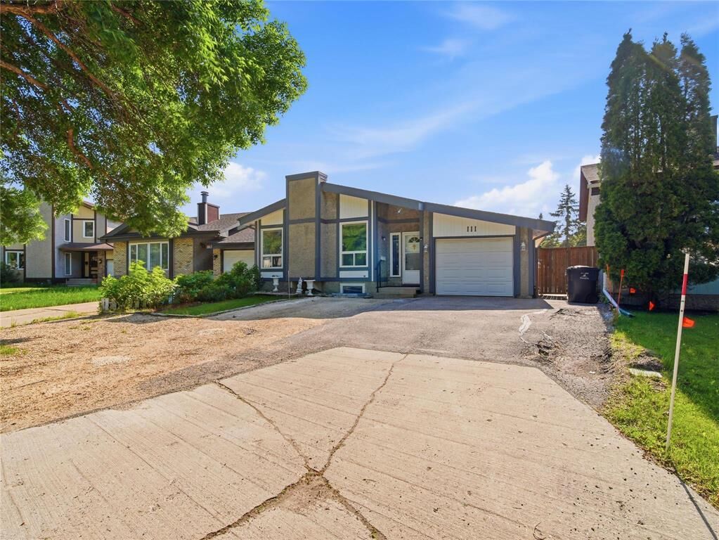 Property Photo:  111 Nutley Circle  MB R2N 1S2 