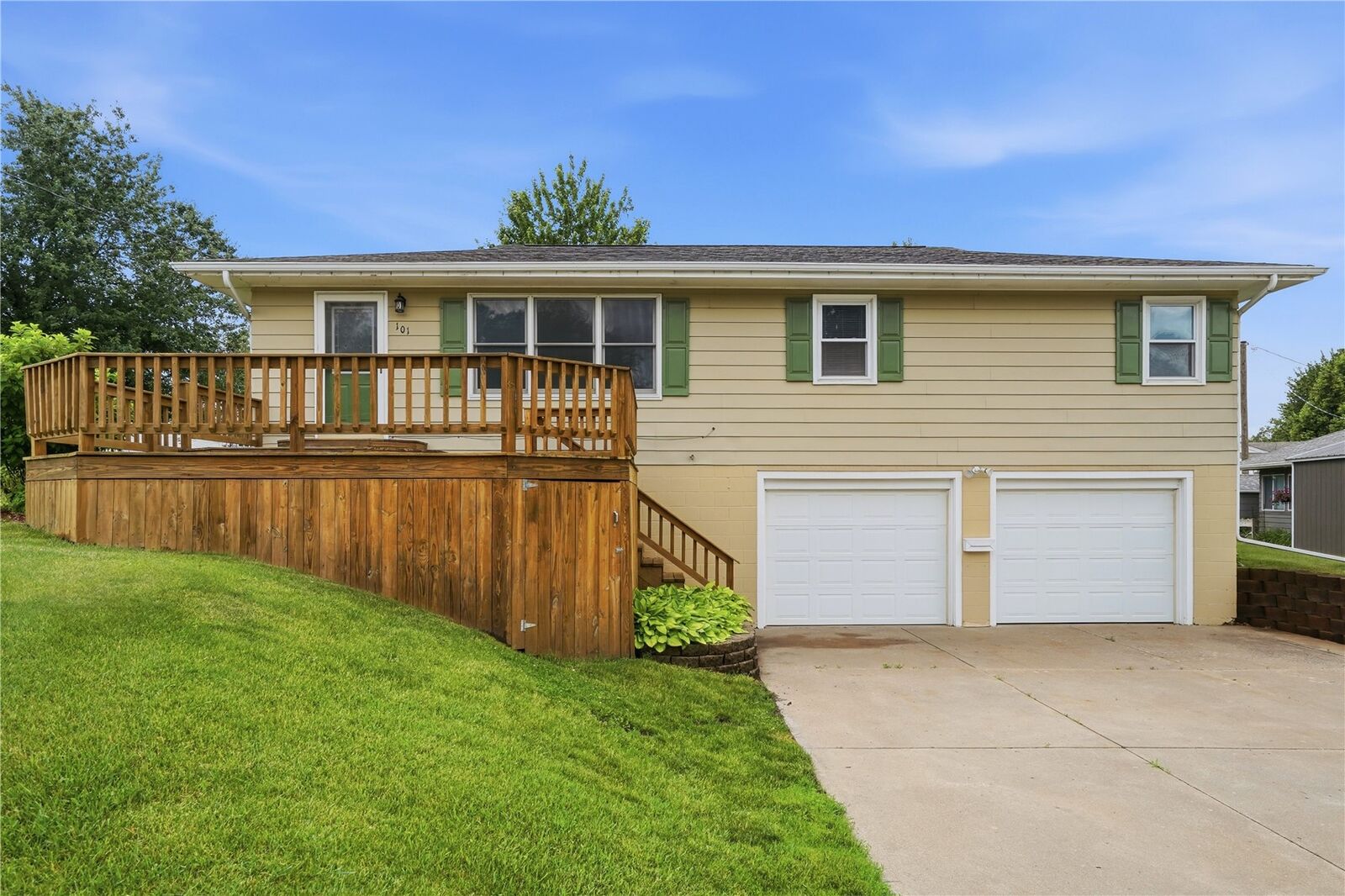 Property Photo:  101 Country Club Drive  IA 52349 
