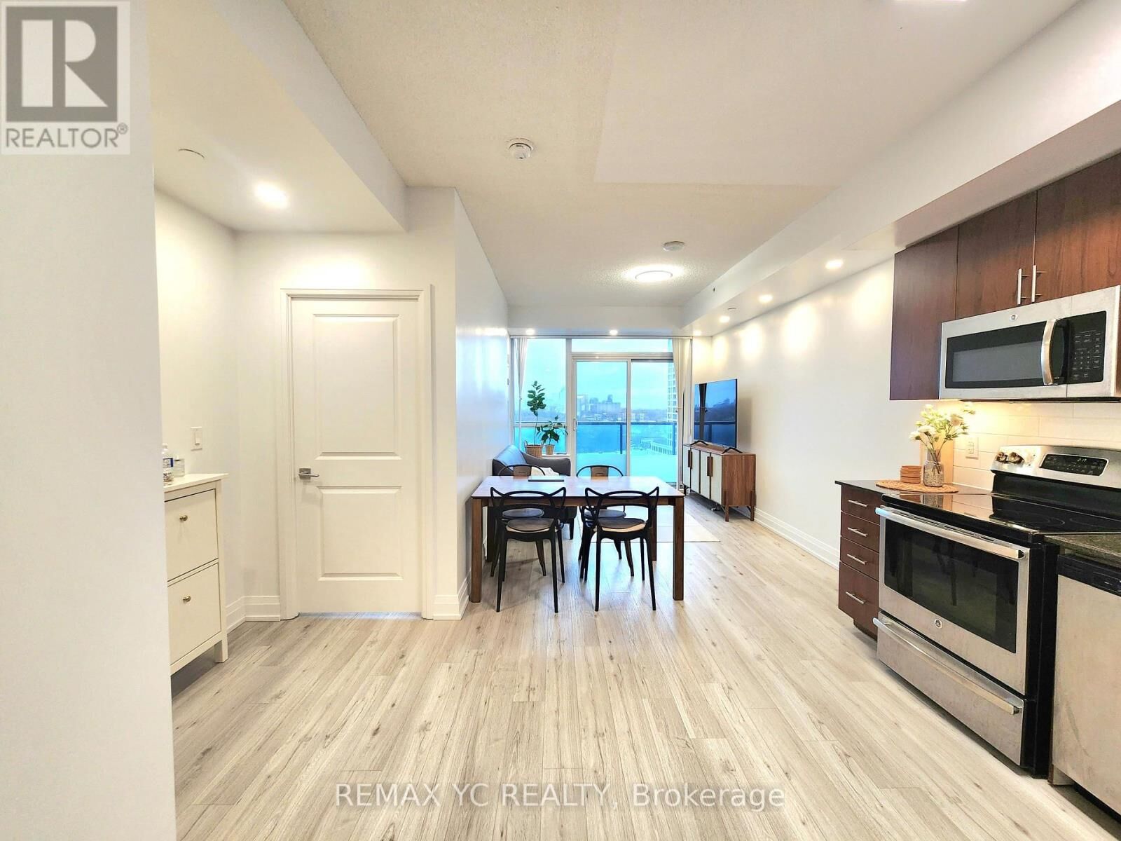 Property Photo: 7165 Yonge Street 1007 ON L3T 0C9