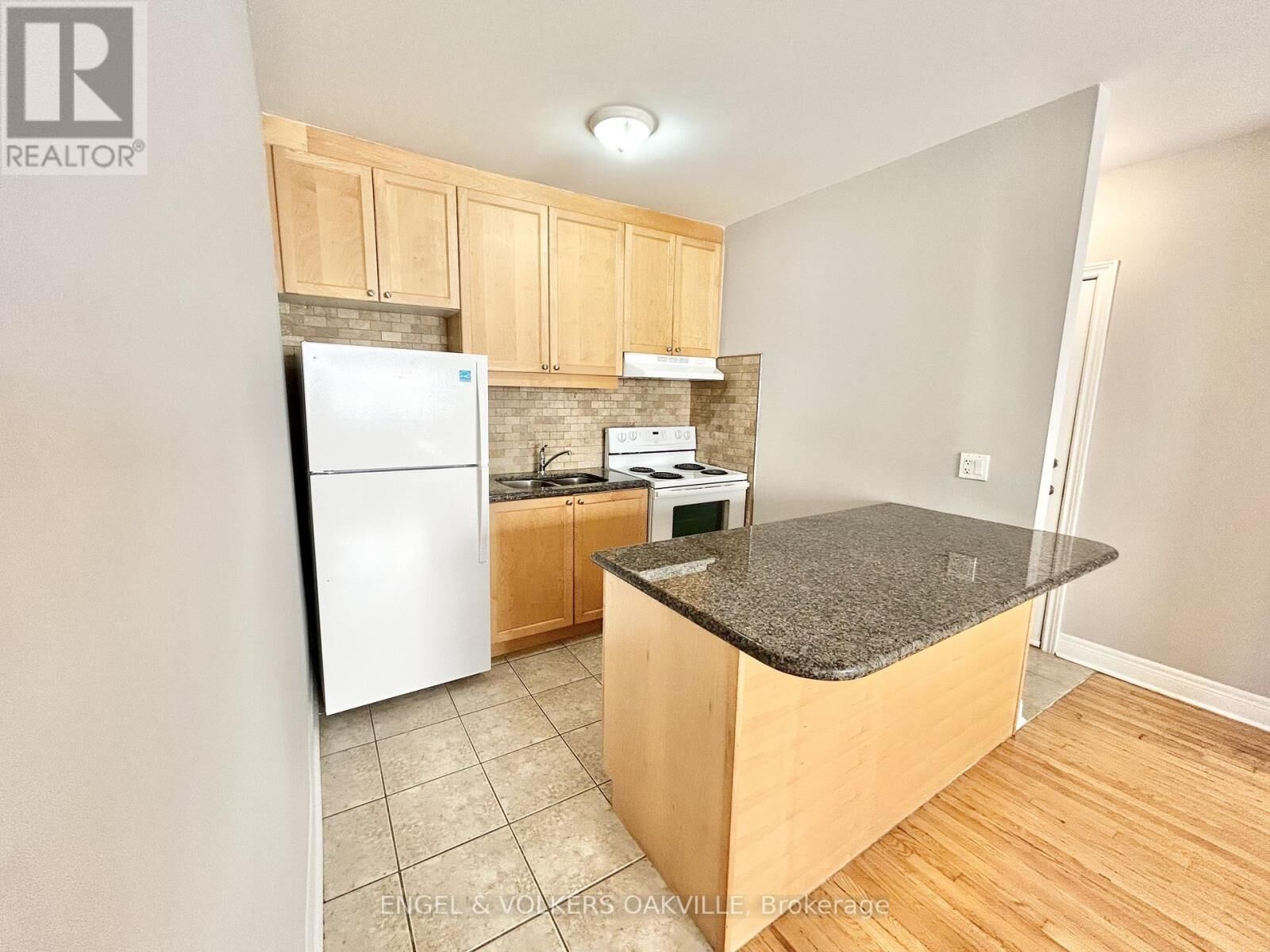 Property Photo:  90 Twenty Fifth Street 2  ON M8V 3P9 