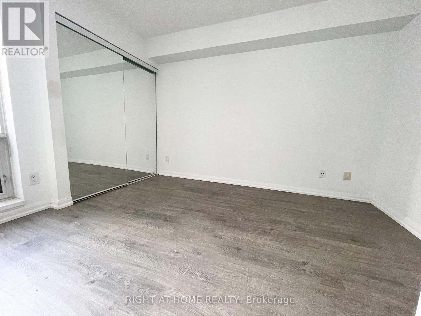 Property Photo:  111 Elizabeth Street 602  ON M5G 1P7 