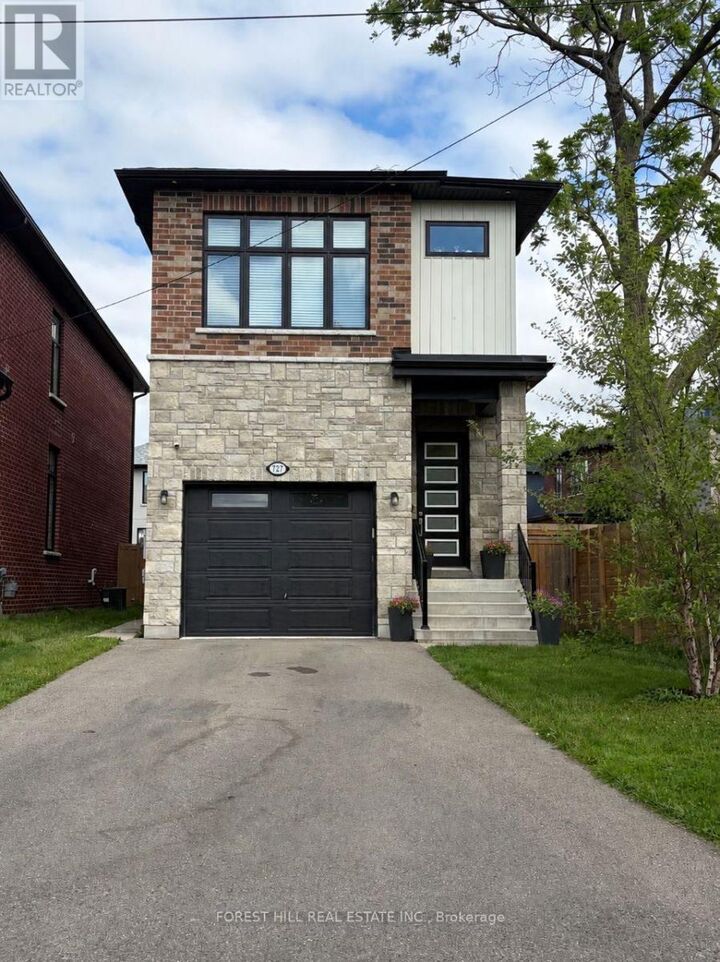 Property Photo: 727 Ebony Avenue ON L5E 1A1