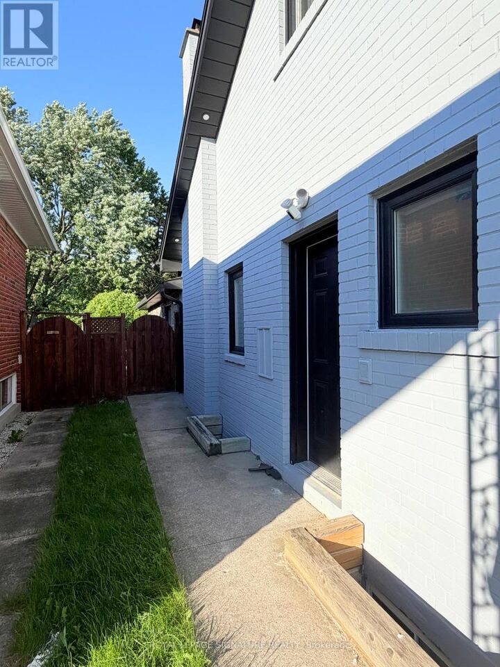 Property Photo:  3477 Riverspray Crescent  ON L4Y 3M6 