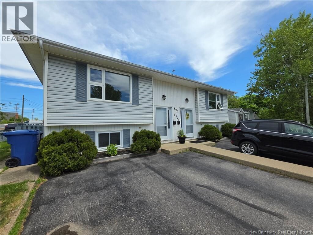 Photo de la propriété:  690-692 Grange Avenue  NB E2A 4V5 