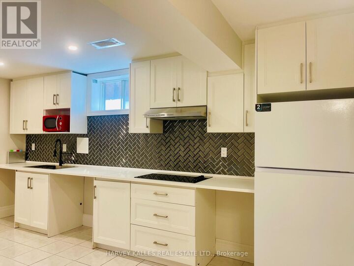Property Photo:  16 Rustic Road Lower  ON M6L 3C7 