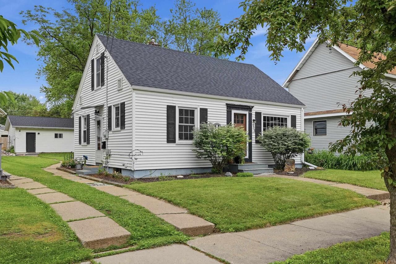 Property Photo:  908 S Peach Avenue  WI 54449 