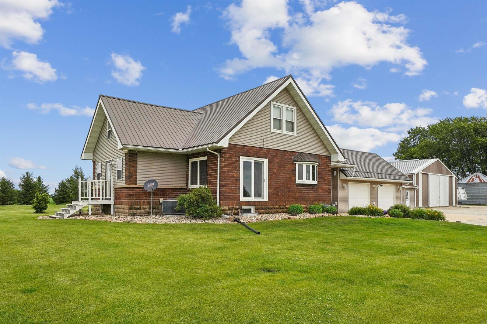 Property Photo: 2940 Fayette Avenue IA 50645