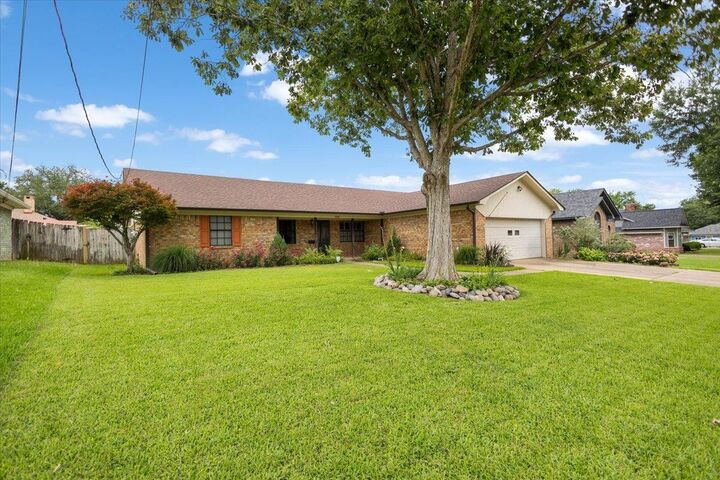 Property Photo: 1915 Castlegate TX 75654