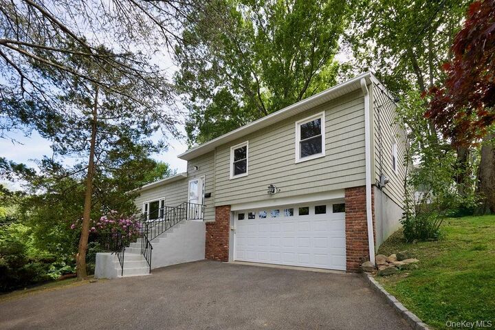 Property Photo:  72 Hickory Hill Drive  NY 10522 