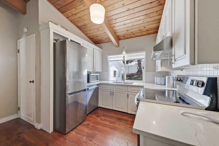 Property Photo:  185 Springwood Drive SW  AB T2W 0L2 