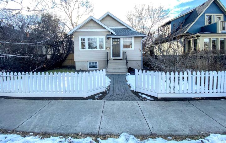 215 10 Avenue NE — photo 1