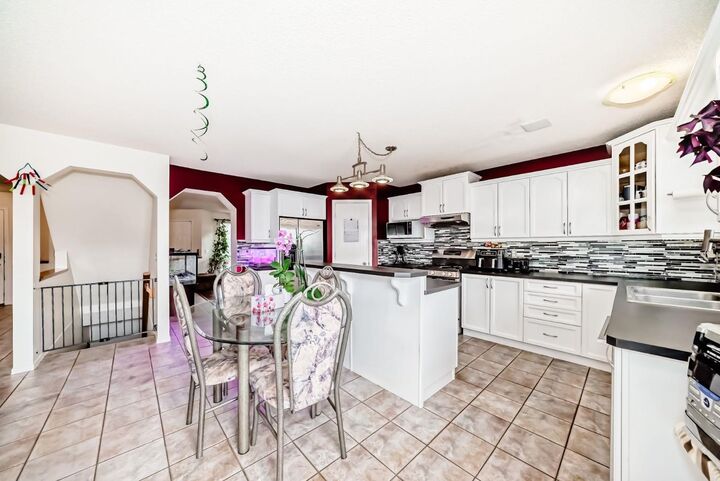 Property Photo:  616 McCulloch Crescent  AB T0M 0C8 