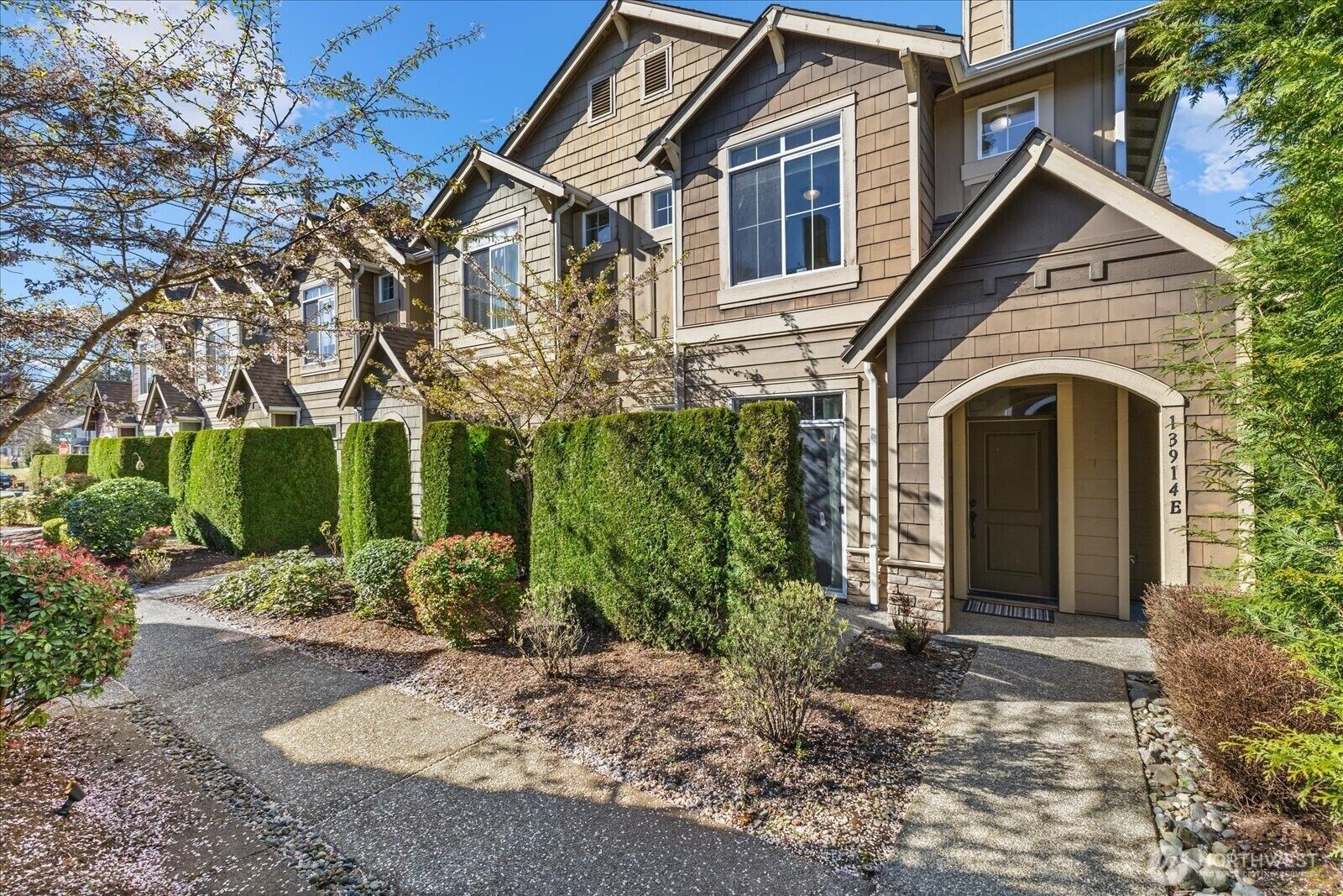 Property Photo: 13914 N Pointe Circle WA 98012