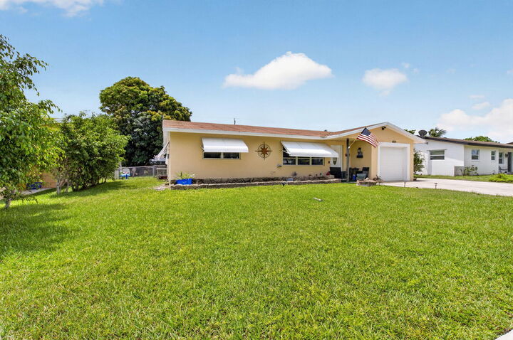 Property Photo: 220 SW 10th Avenue FL 33435