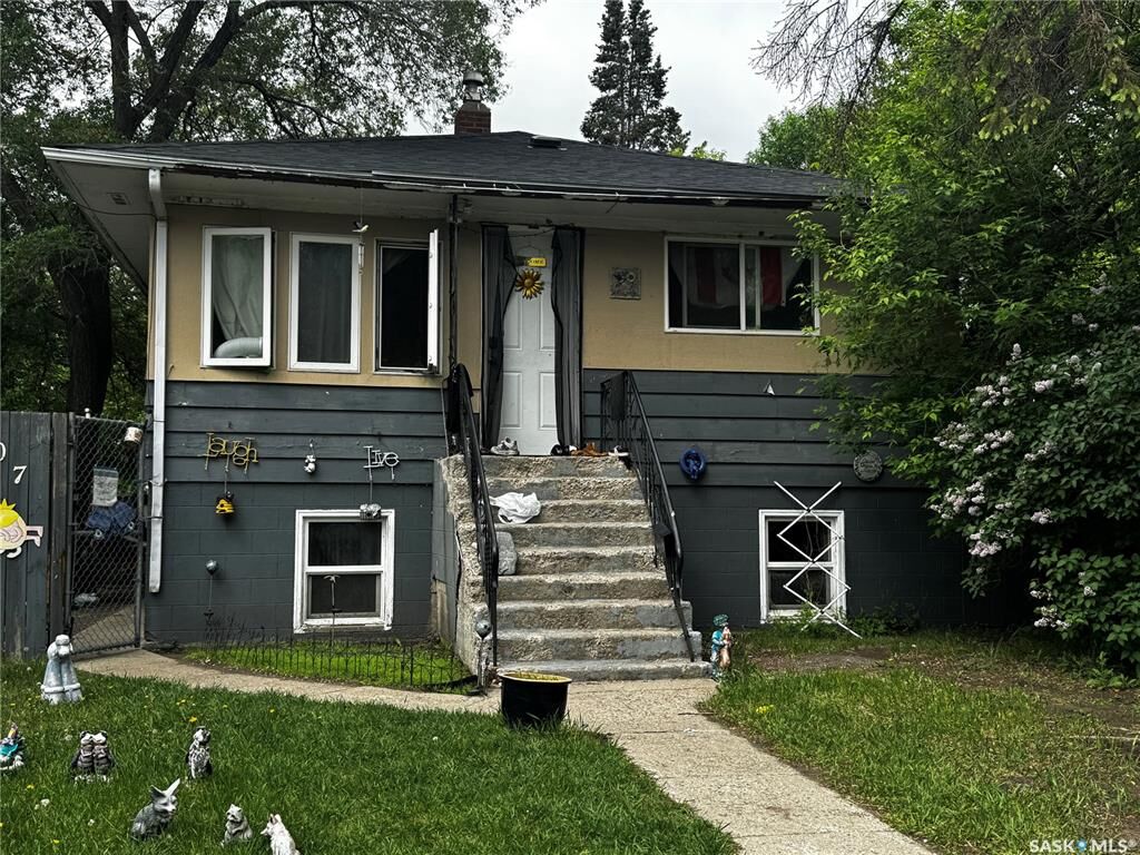 Property Photo:  807 Weldon Avenue  SK S7M 2V3 