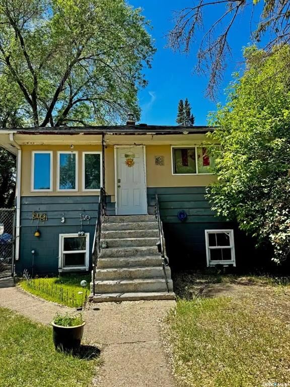 Property Photo: 807 Weldon Avenue SK S7M 2V3