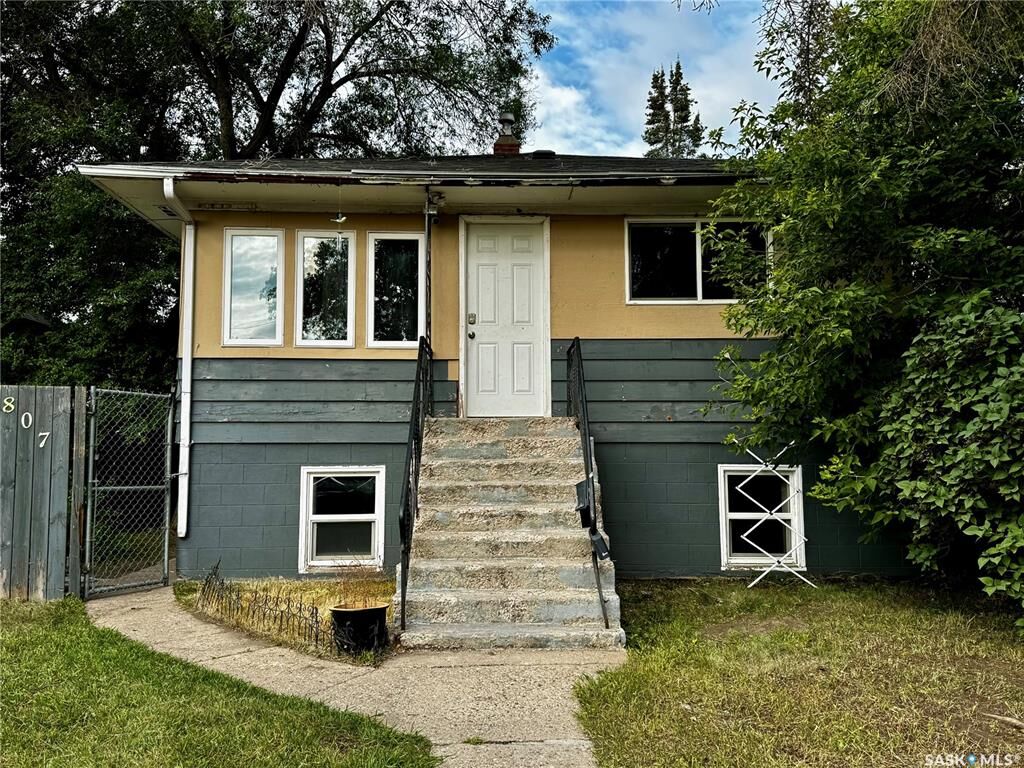 Property Photo: 807 Weldon Avenue SK S7M 2V3