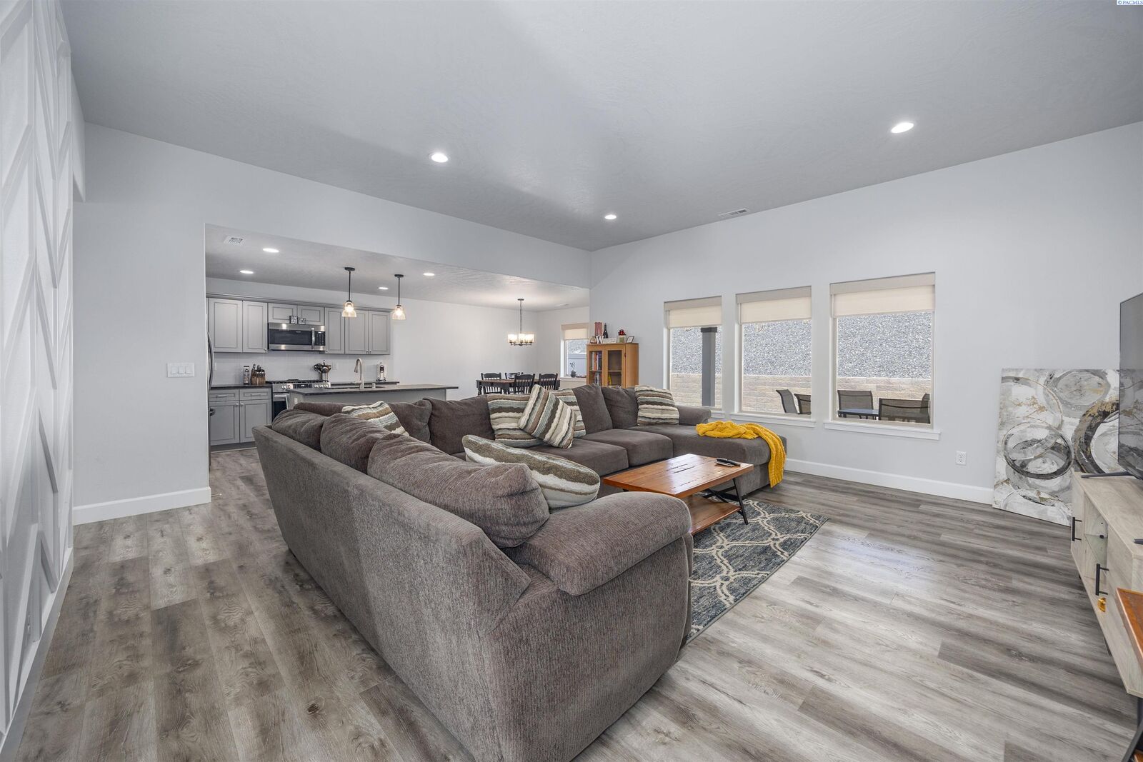 Property Photo:  6020 W 32nd Ct  WA 99338 
