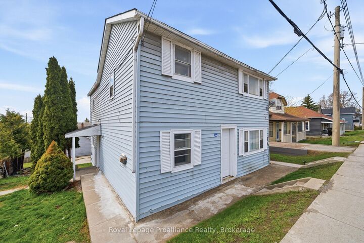 199 Dundas Street E — photo 1