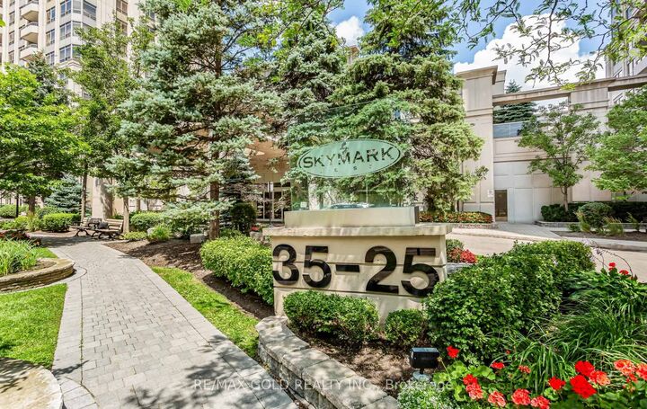 Property Photo: 25 Kingsbridge Grdn Circle 224 ON L5R 4B1
