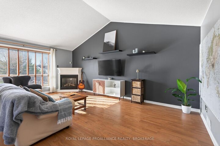 Property Photo: 1402 Thornwood Crescent ON K7P 3B6