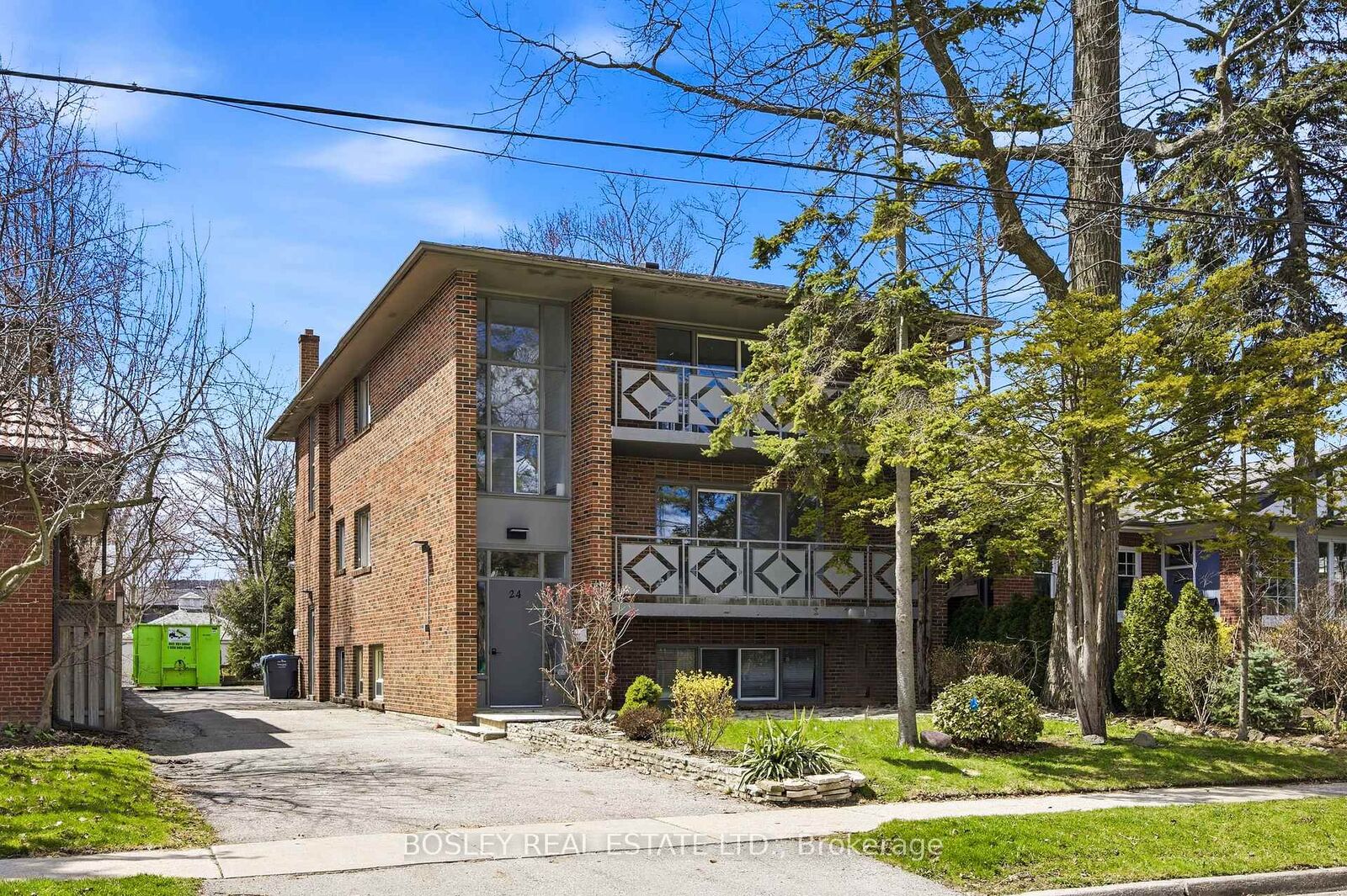 Property Photo: 24 Oakwood Avenue N ON L5G 3L7