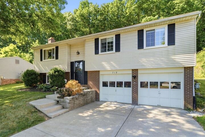 Property Photo: 719 Skyview Dr PA 16066