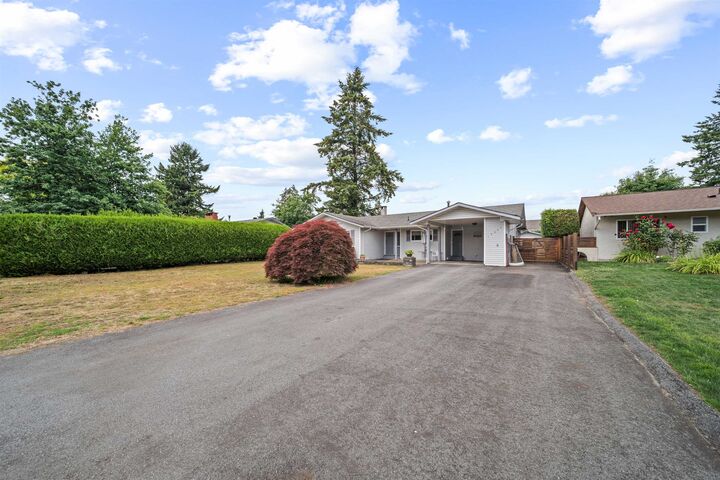 Property Photo: 19347 117B Avenue BC V3Y 1C4