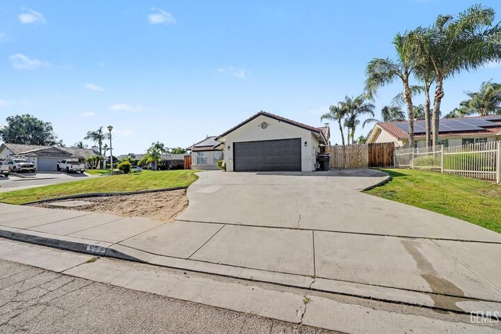 Property Photo: 524 Quail Rock Avenue CA 93308