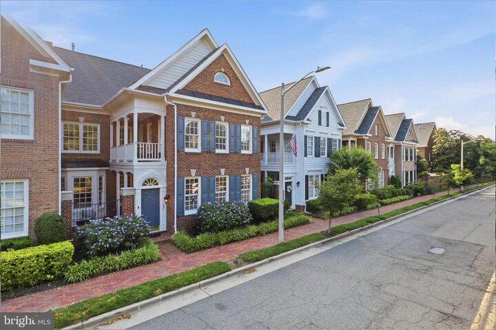Property Photo: 407 S Henry Street VA 22314