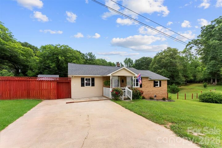 Property Photo:  810 Bradley Road  NC 28034 